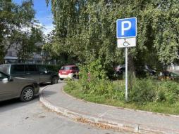 Специальные парковочные места на расстоянии 30 метров от центрального входа в детский сад Специальные парковочные места на расстоянии 30 метров от центрального входа в детский сад